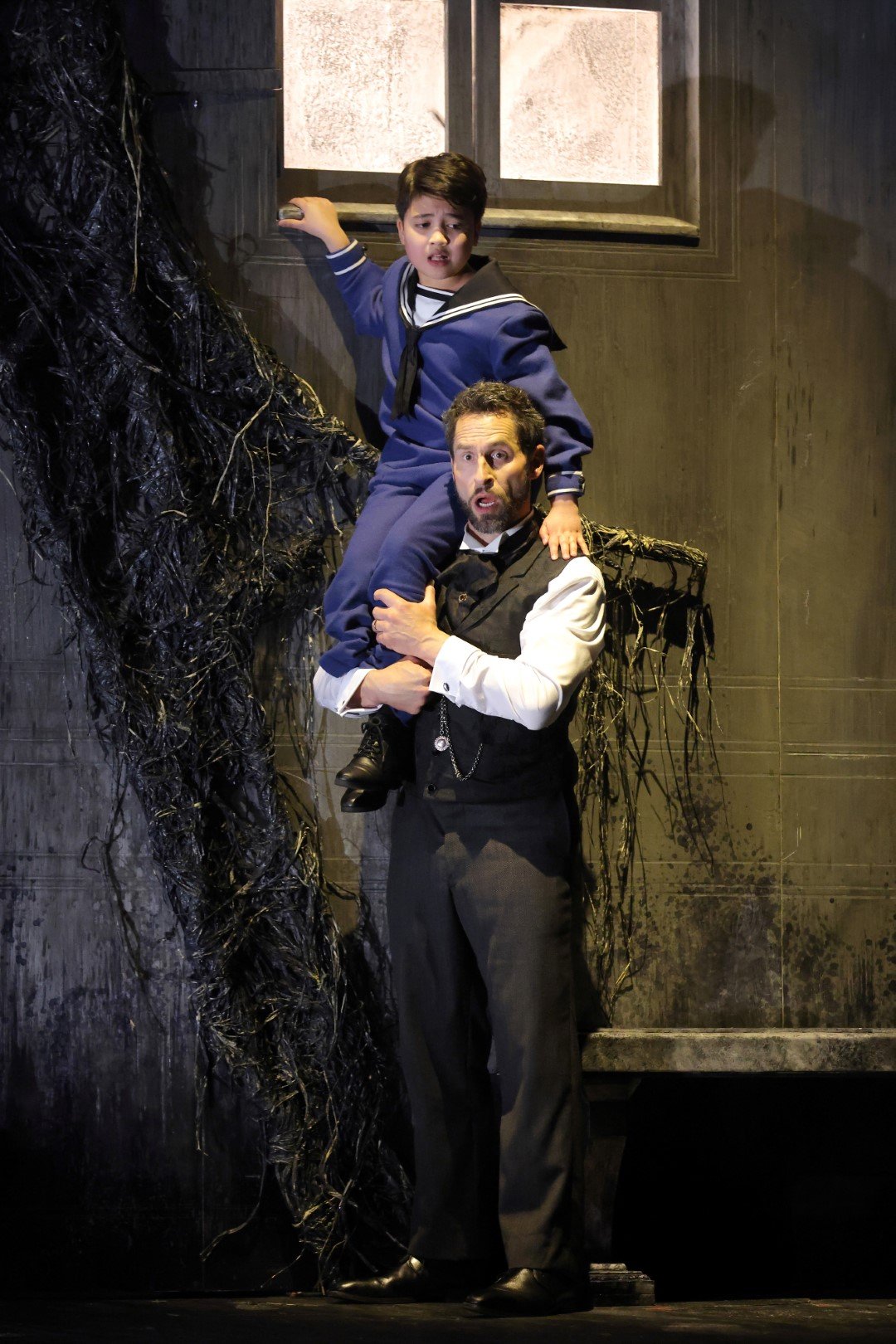  Kyle Ketelsen as Golaud, Kai Edgar as Yniold in Act 3 of LA Opera’s  Pelléas et Mélisande  