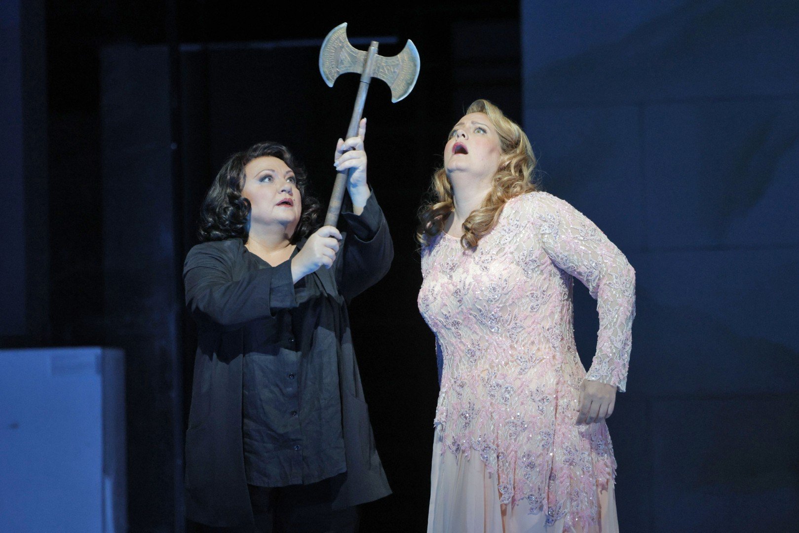 Elena Pankratova (L) as Elektra, Elza van den Heever (R) as Chrysothemis 