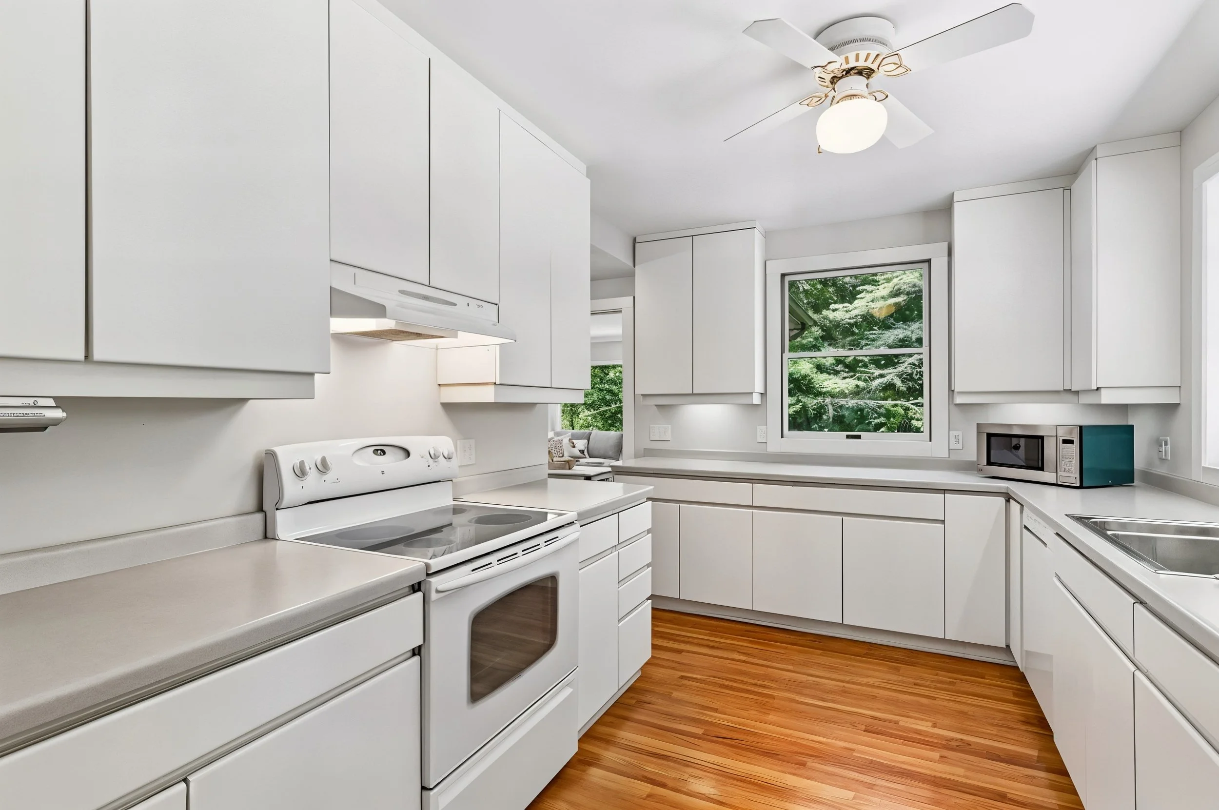 Kitchen.1_MLS.jpg