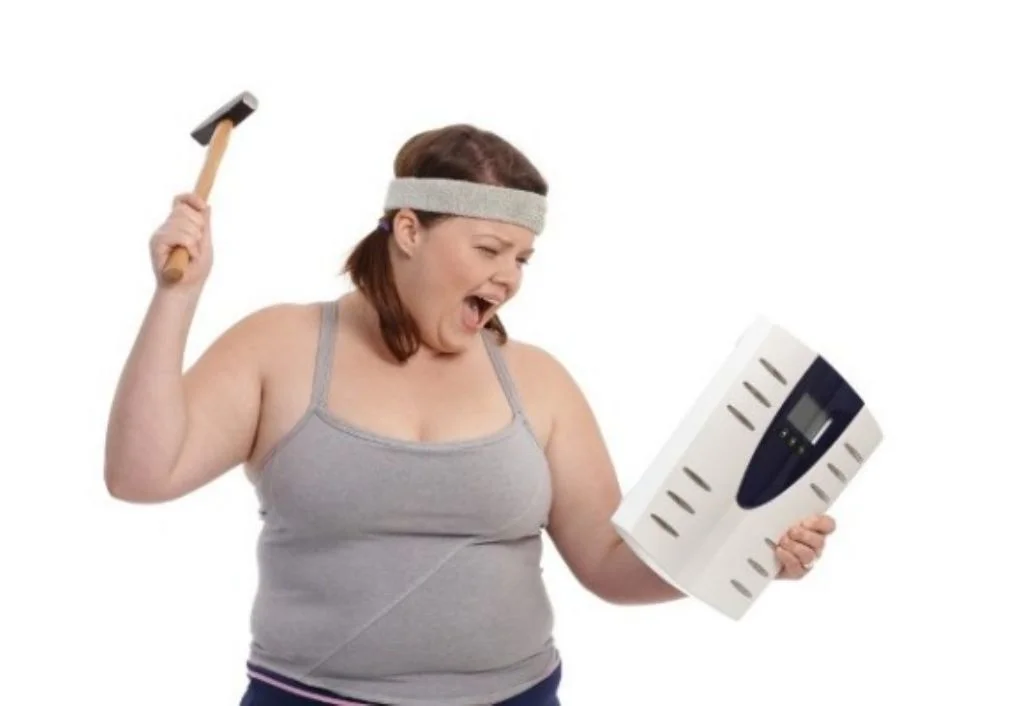 mujer-rompiendo-bascula1.jpg
