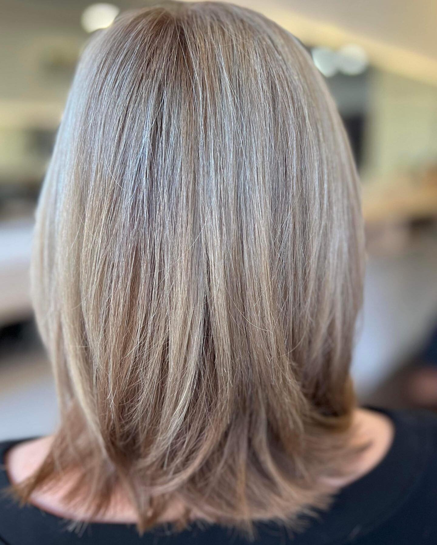 SO NATURAL - Take a look at this beautiful colour and cut by @tompearcehairstylist . Look how the highlights melt at the root , to super soft and natural.  Due to popular demand Tom is now working an extra day and is accepting new clients on a Monday