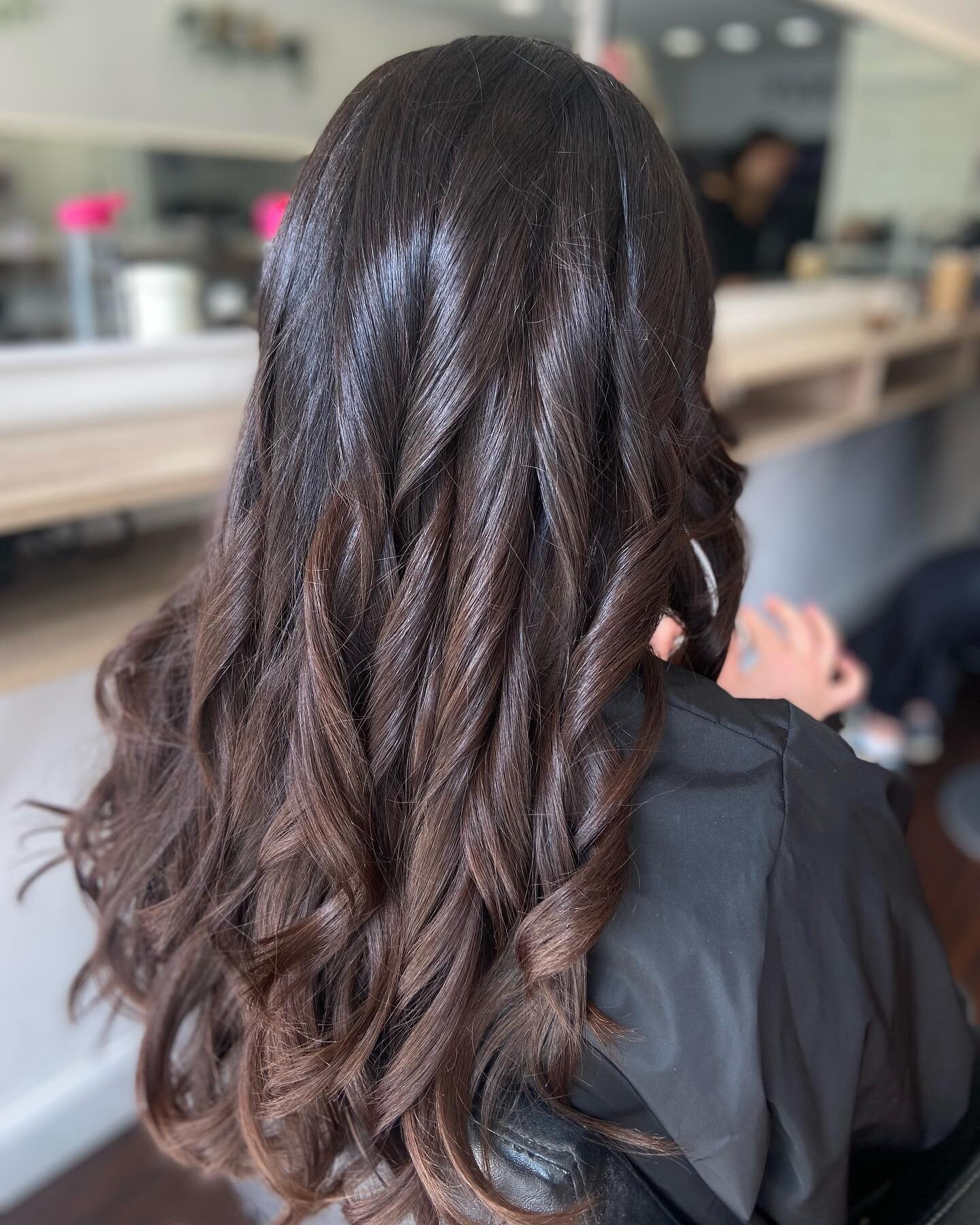 EXPRESSO CHOCOLATE GLOSS - Beautiful brunette by @tracie.gunningham_hairdresser_ . To create soft natural moves Tracie used large tongs and tonged each section the opposite way, when completed, brush through .  #brunette #chocolatehaircolor #glossyha