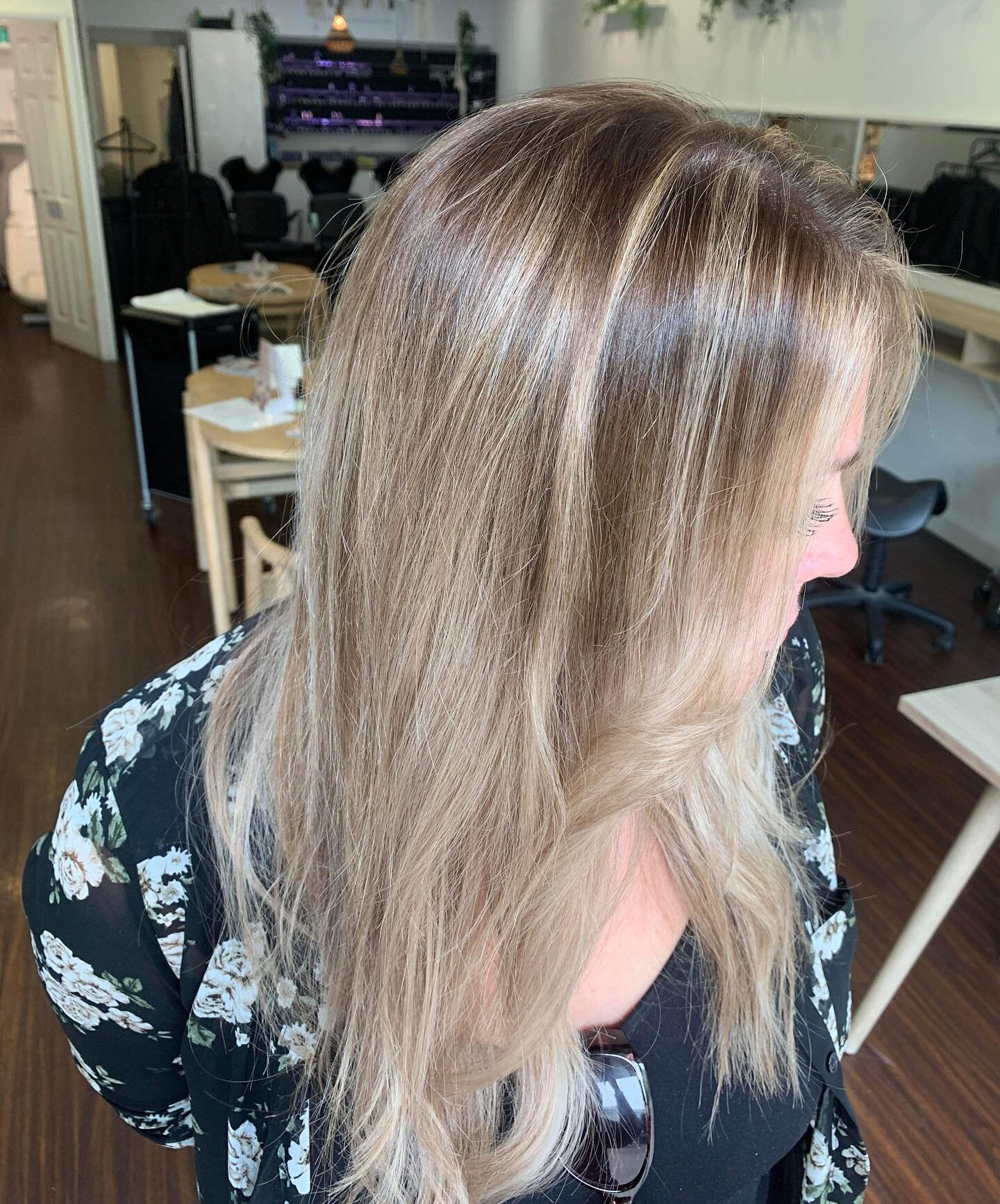 FOILAYAGE- BY @sarahenvymyhair  Scattered balayage foils with a large root smudge . 9gv glaze was used all over to tone.  #foilayage #foliayagehighlights #balayagehighlights