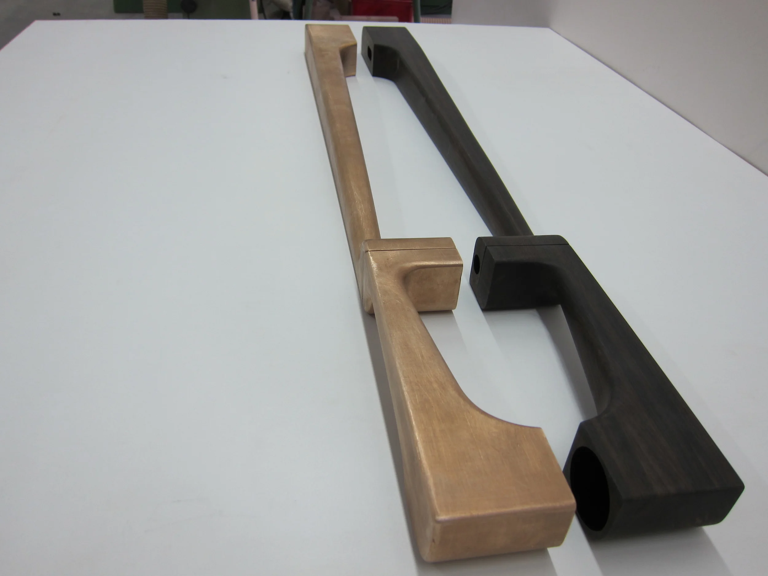  Türgriffe aus Bronze und Ebenholz  Entwurf und Umsetzung: Luc Forster    