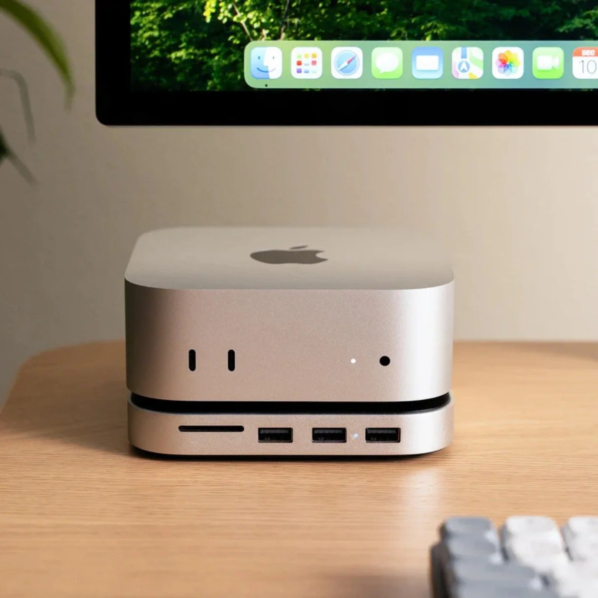 A lot of power in a very small package.

Mac mini is perfect for everything from everyday use to more demanding workflows&mdash;all in a clean, compact setup that fits just about anywhere.

Pair it with a stand &amp; hub for easy access to ports and 