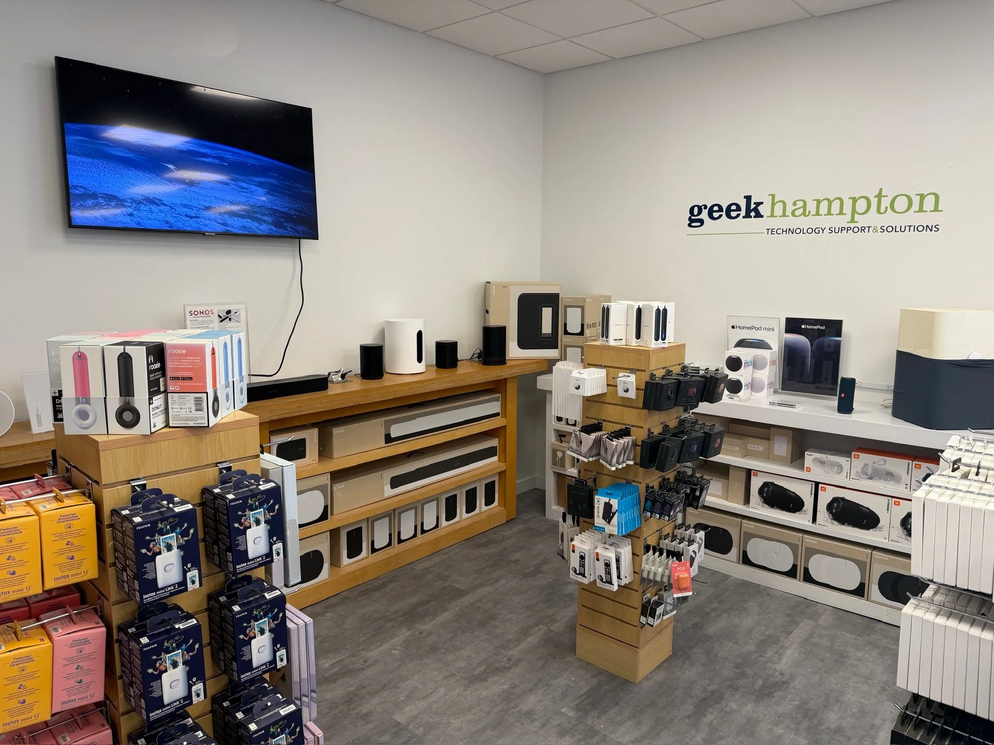 A closer look inside the new GeekHampton 💚 From Apple products and accessories to repairs, setup help, and personalized support, everything you know and love about GeekHampton is now here in Hampton Bays.