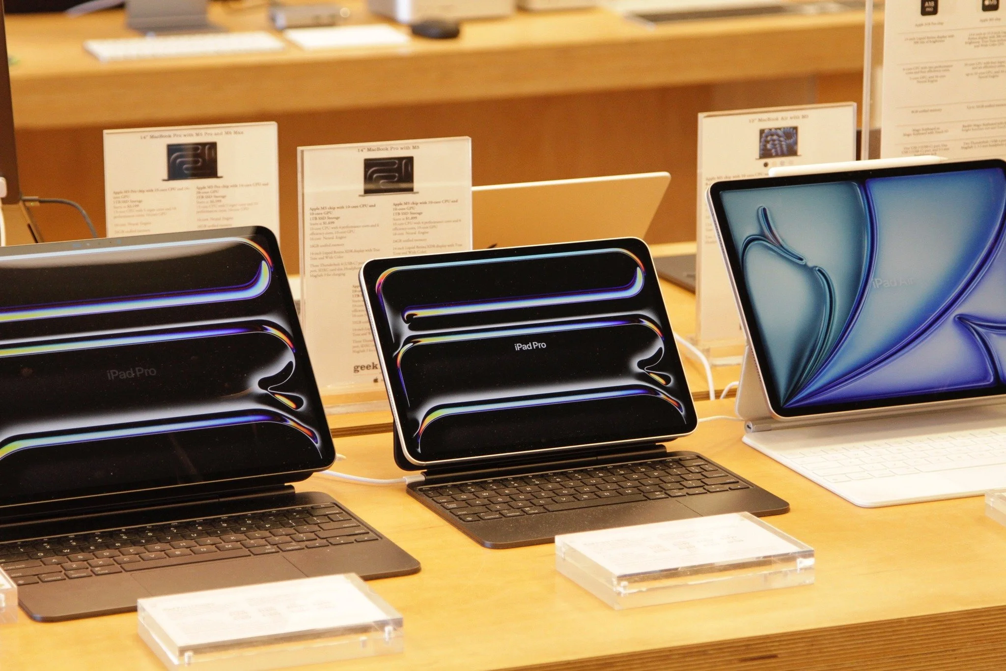 Looking for an iPad? We&rsquo;ve got options. 💚 From everyday browsing and streaming to professional-level performance, there&rsquo;s an iPad for every kind of user.
Stop by GeekHampton to see the lineup in person!