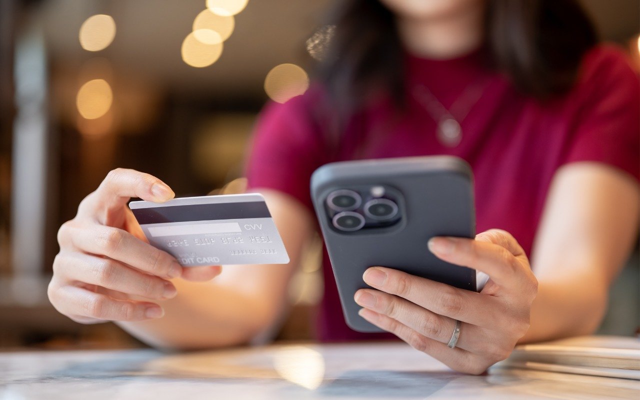 woman-phone-credit-card-photo.jpg