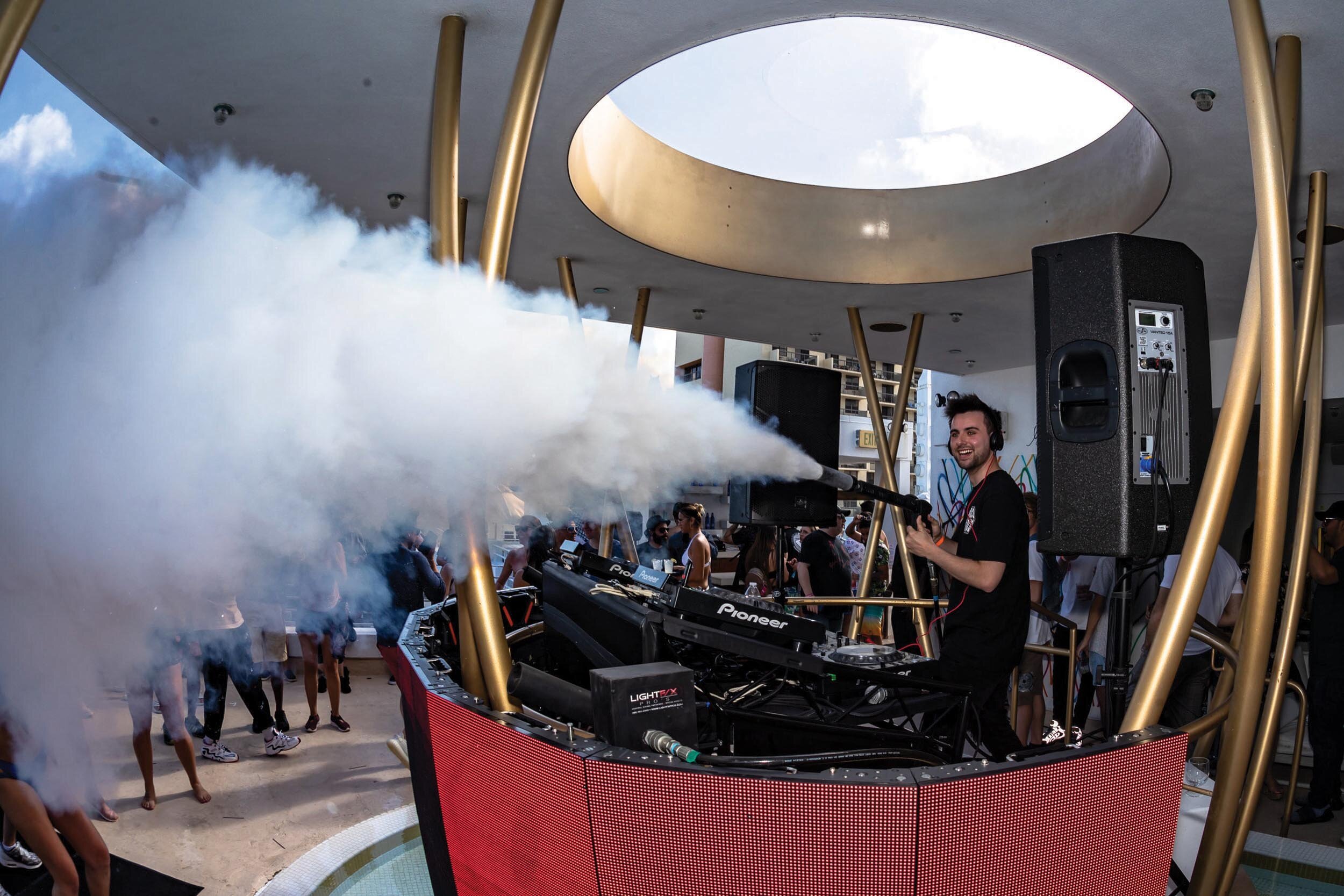 Highbar DJ With Smoke Machine