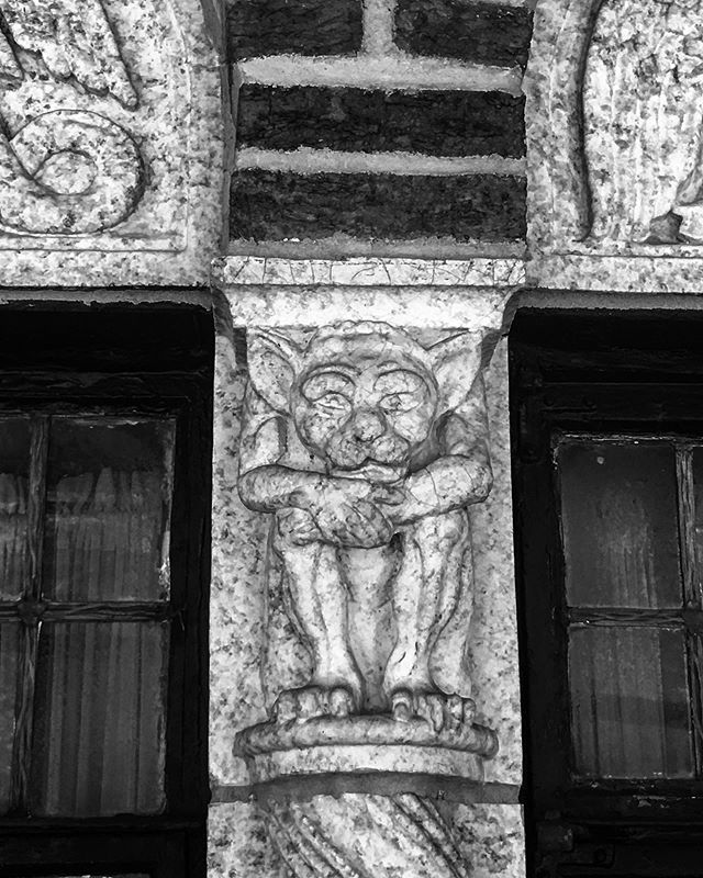 🐲One of my favorite #gargoyles #bryceknights #gatekeepers #architecture #art #nyc #vsco #vscocam