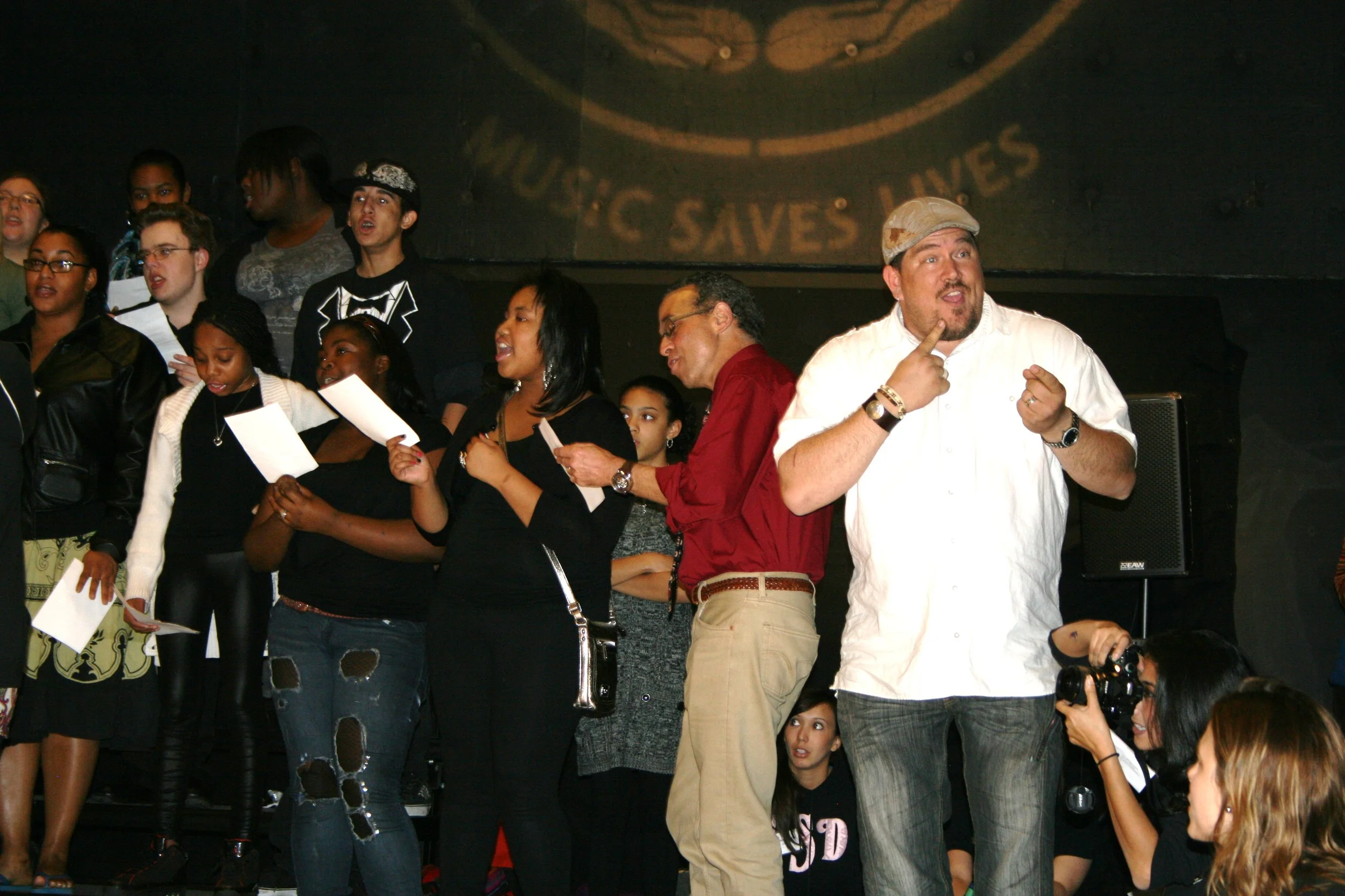 Volunteers from Unity Care’s Hip Hop 360 , Youth Movement Records , Youth Uprising , Jazz Mafia , The Music Connection @ UC Berkeley , ServeNext.org , Jump Associates and Shell Oil united to show the power of music, artistic expression and shared community. KGO-TV’s Lyanne Melendez was on hand to cover the event. Check out her story here . 
