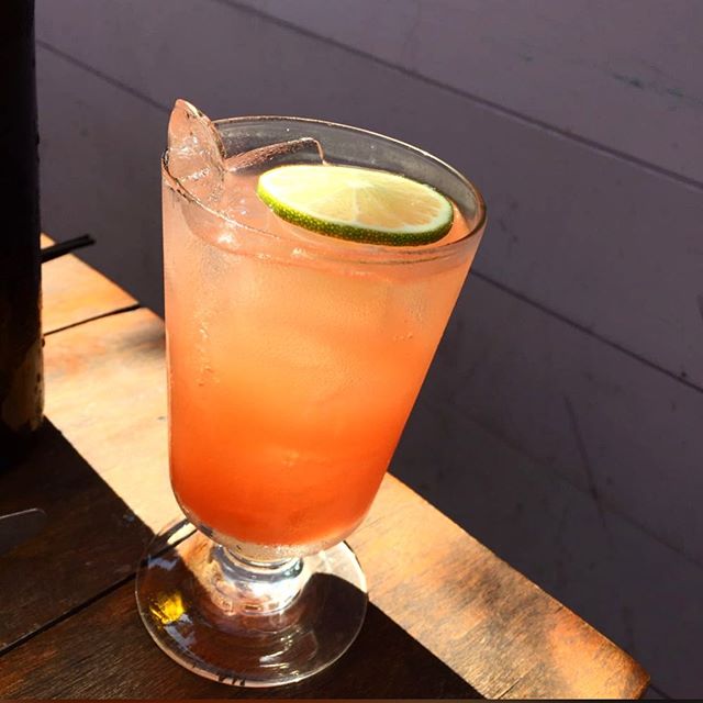 Let this RUM PUNCH get you into weekend mode! Sweet and vibrant tropical drink perfect for this Labor Day weekend ahead of us #summerdrinks #rumpunch #rum