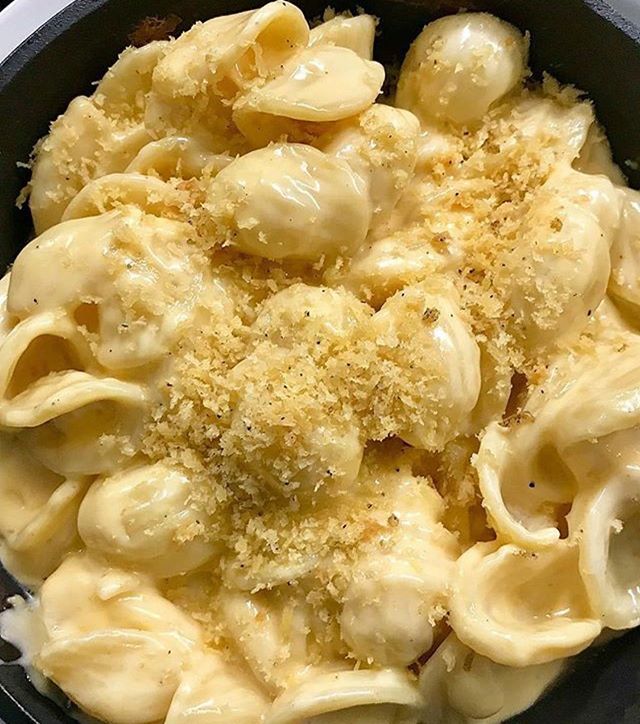 Creamy Mac and Cheese made with fresh béchamel sauce, 5 cheese blend and topped with toasted garlic panko crumbs 🤤🤤 #foodie #foodstagram