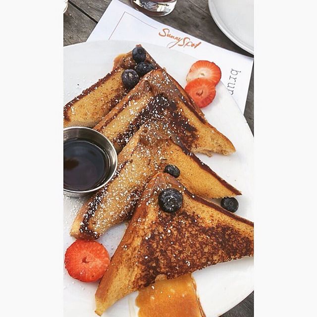 Dulce de Leche French toast with maple syrup topped with strawberries and blueberries, YUMMM🍇🍓😋 #brunch