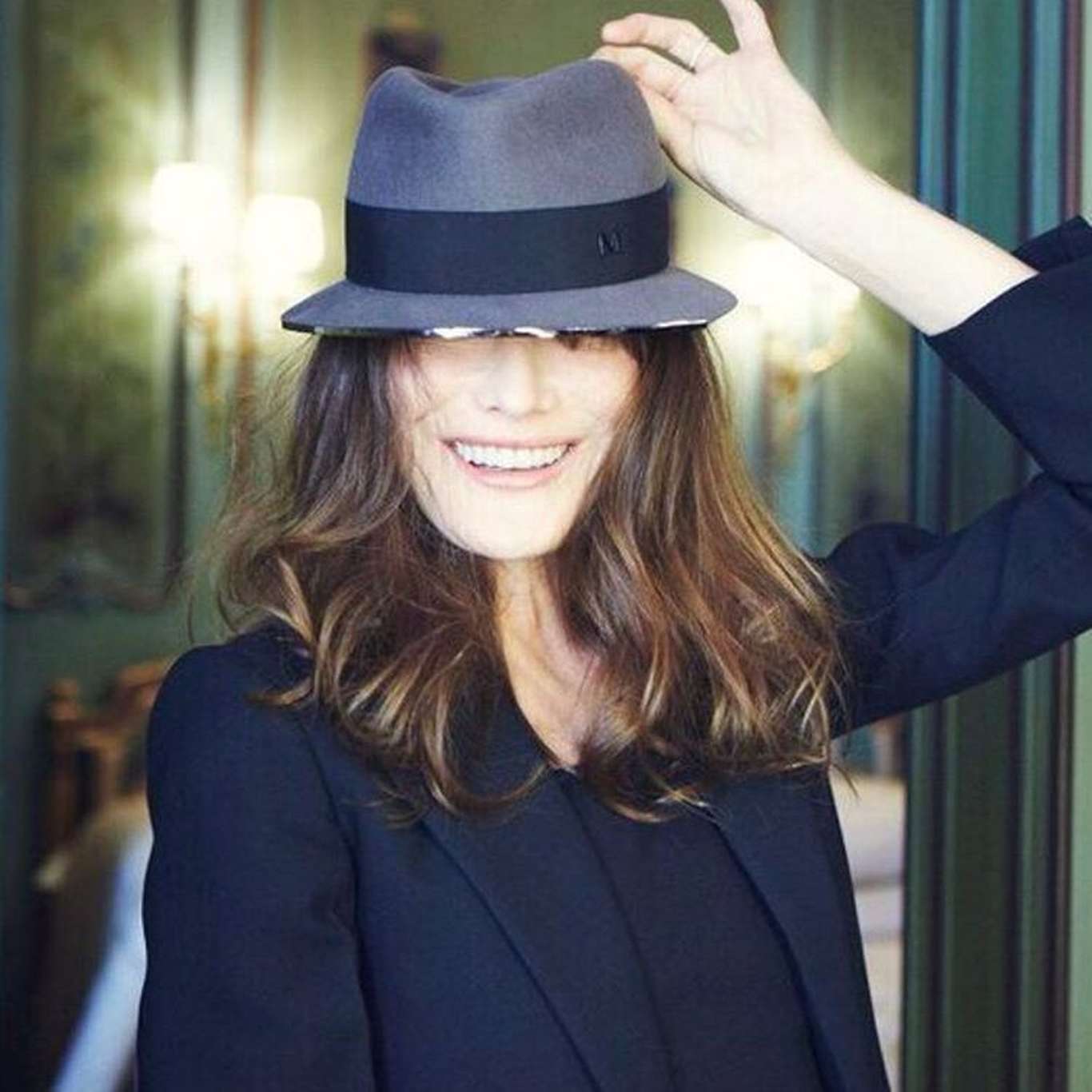 blanc blog hat carla bruni.jpg