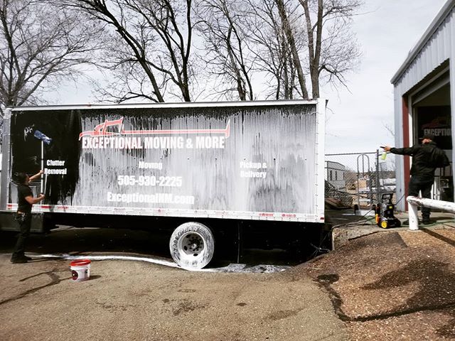 Truck Wash Tuesday

#chemicalguys #movers #boxtruck #foamcannon