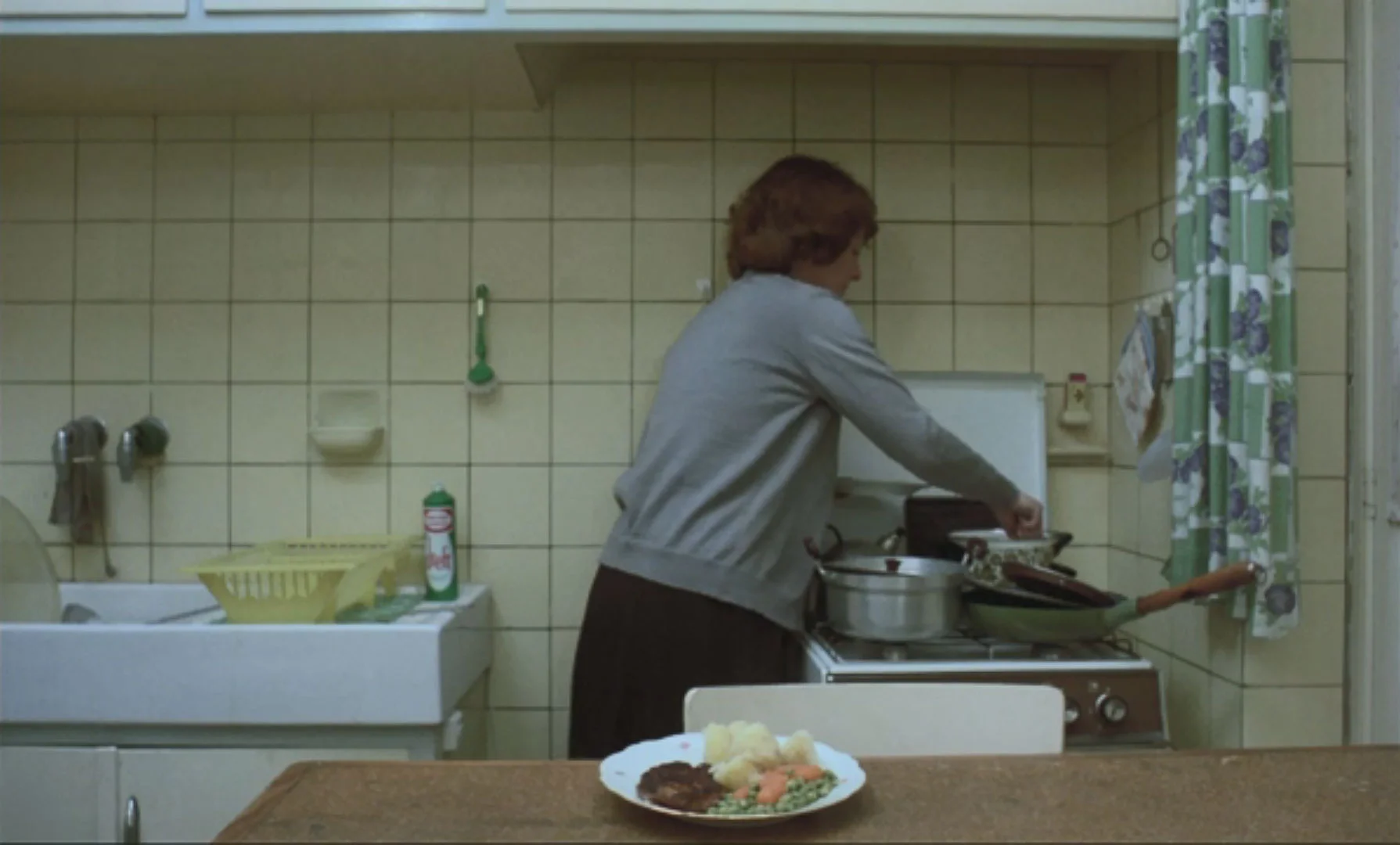 Stek och servera med kokt potatis, morötter och gröna ärtor.