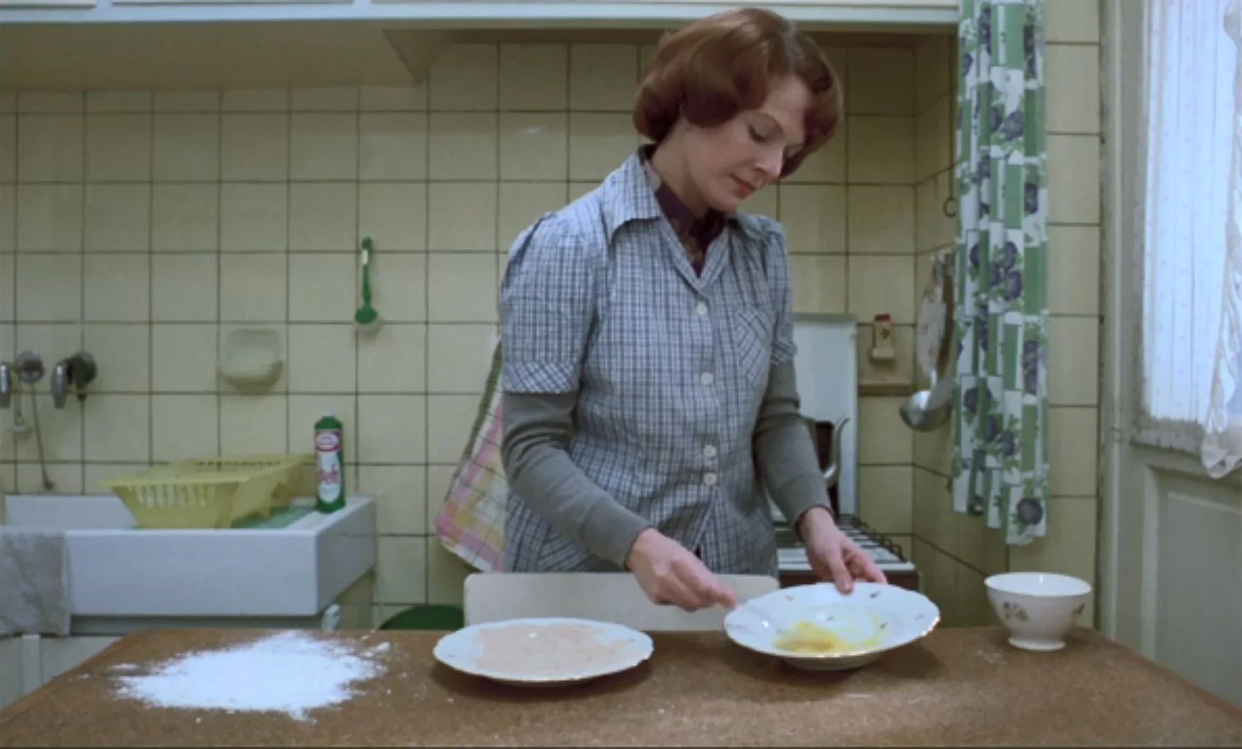 Förbered mjöl, ströbröd och ett ägg uppvispat med en nypa salt.