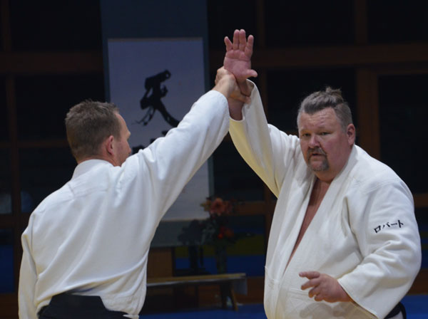 Wie führe ich die Hand? Robert Hundshammer bei einem Eingang zum Ikkyo. Foto: Bodo-Klaus Eidmann