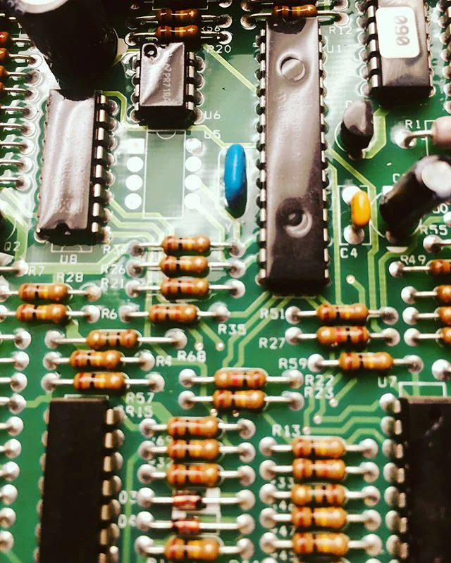 Ice Machine Control Board. Last thing to go on this 2003 Manitowoc. Board swap out complete, now we have a full bin and,a happy Brooklyn bar.
#manitowoc #icemachine #barlife #brooklynbar #circuitboard #cpu #pcb #electricalengineering #pinkyandthebrai