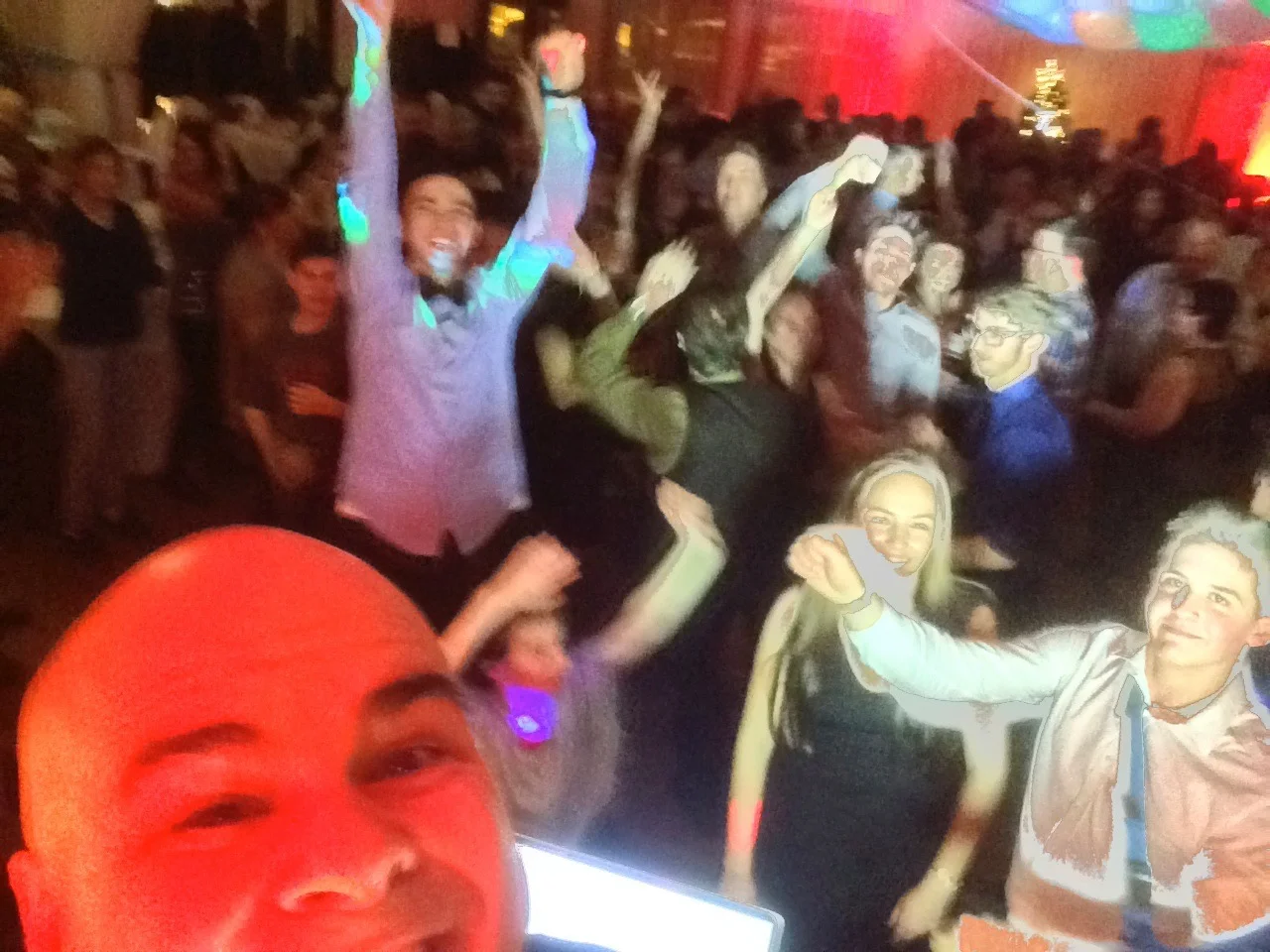 J.A. Gamache avec des gens qui dansent./J.A. Gamache with people dancing