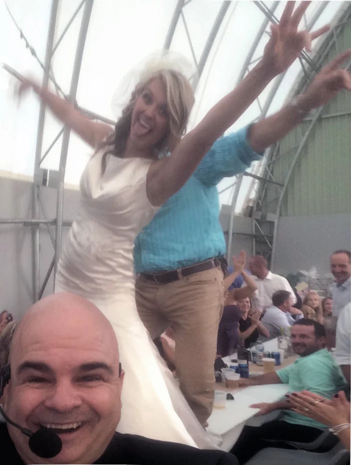 Je pense que la mariée était heureuse. Qu'en pensez-vous? La musique s'est terminé un peu après 2h00 du matin mais le party s'est continué. J'adore être payé pour avoir du fun. / I think that the bride enjoyed herself. Don't you agree? The music ended a bit after 2:00 a.m. but the party kept going. I love being paid to have fun.