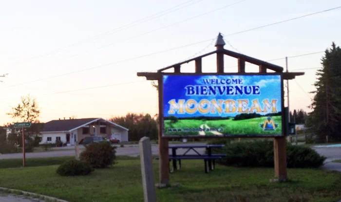 Ensuite, 2 heures de route dans l'auto de Marc avec qui j'ai rigolé tout le long du trajet. Merci Marc. Les noces ont eu lieu à Moonbeam en Ontario tout près de Kapuskasing. / Finally a 2 hour drive with Marc with whom I laughed all the way. Thanks man. The wedding party was held at Moonbeam, Ontario near Kapuskasing.