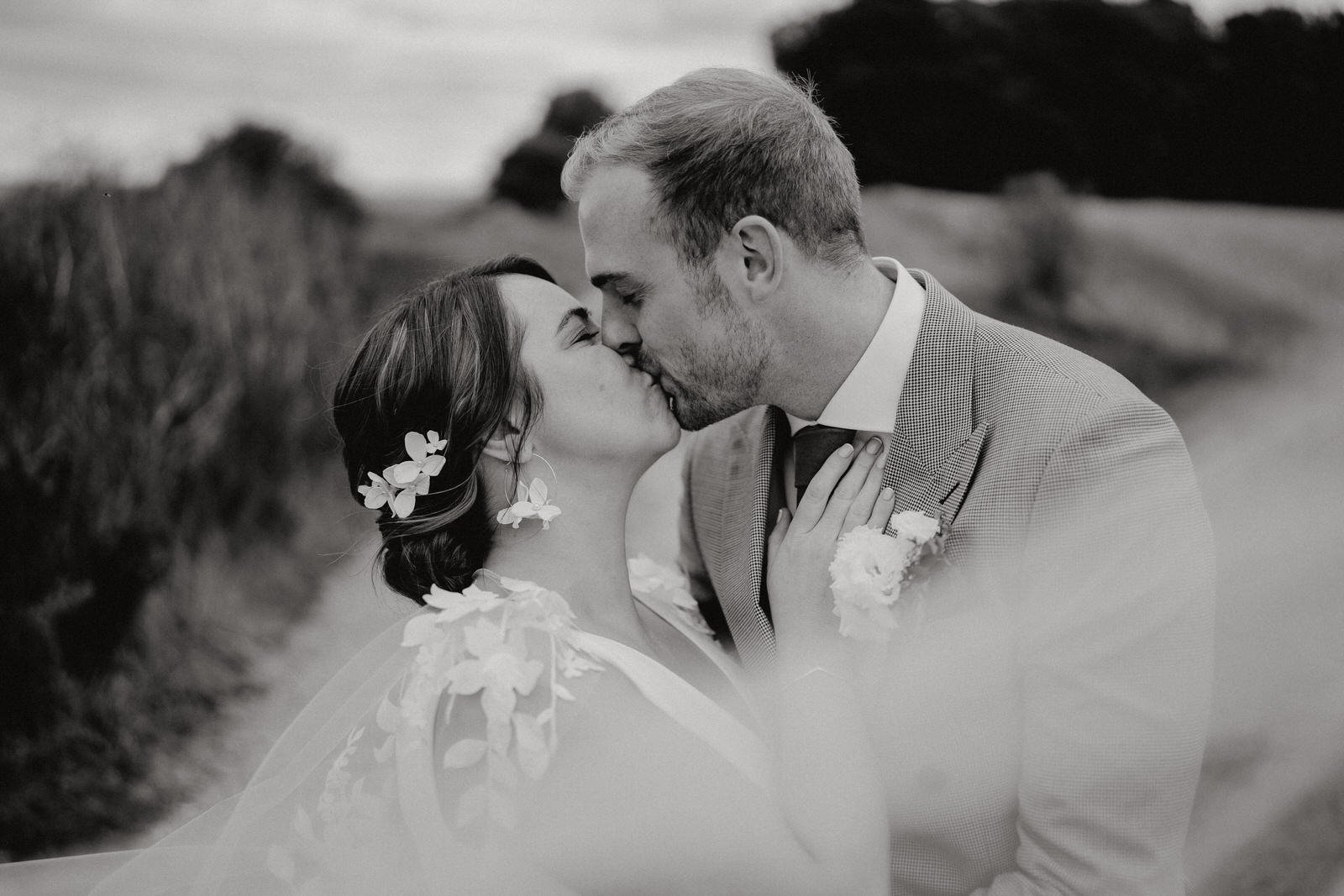 couples pictures stone barn cotswolds