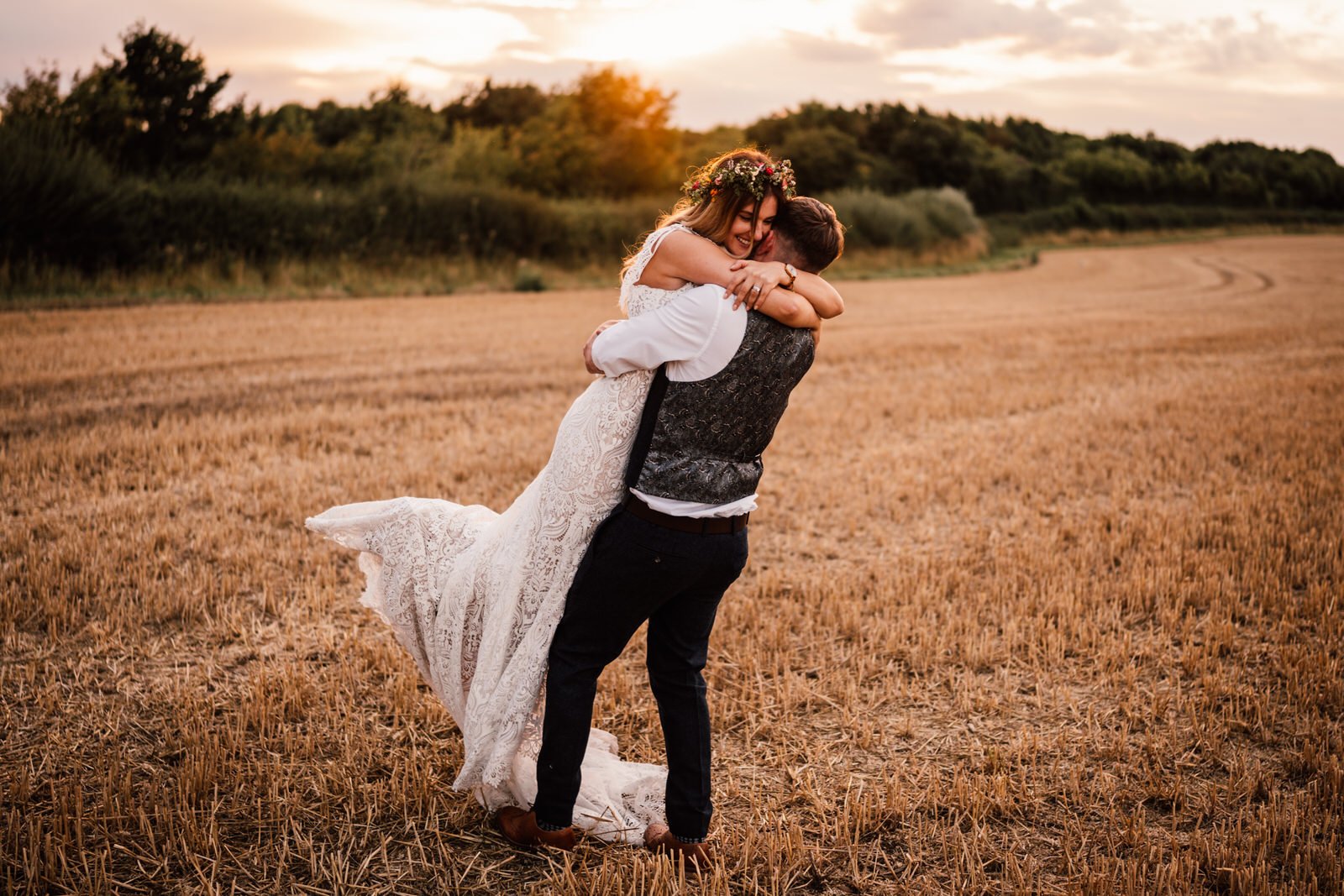 sunset hug between bride and groom at hidden hive wedding venue