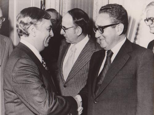 Dr Adolfo Molina Orantes con Henry Alfred Kissinger , secretario de Estado (E.E.U.U.)