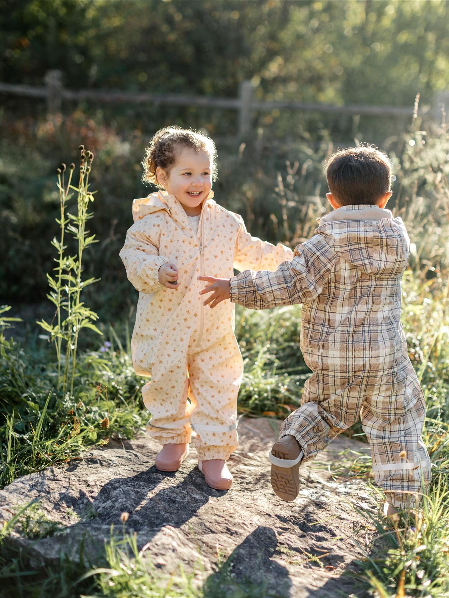 When little models become friends! 🫶🏻 @roobearkids