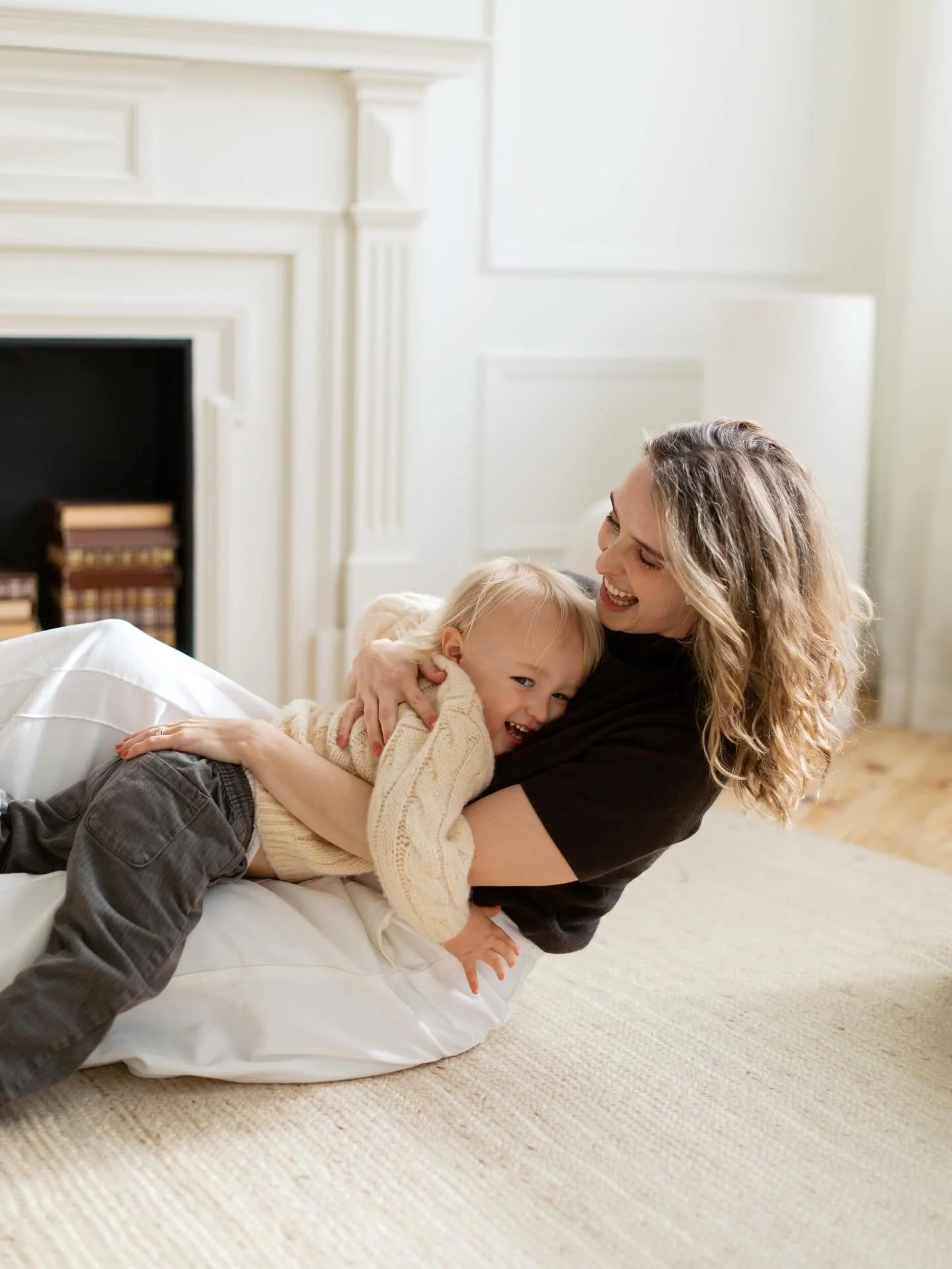 New year means new motherhood minis in studio! 👏🏻 This time, they&rsquo;ll be hosted at @the.midtown.studio for an editorial, NYC-inspired vibe. Only a few spots are still available, on January 24th and February 15th. Details and booking link in my