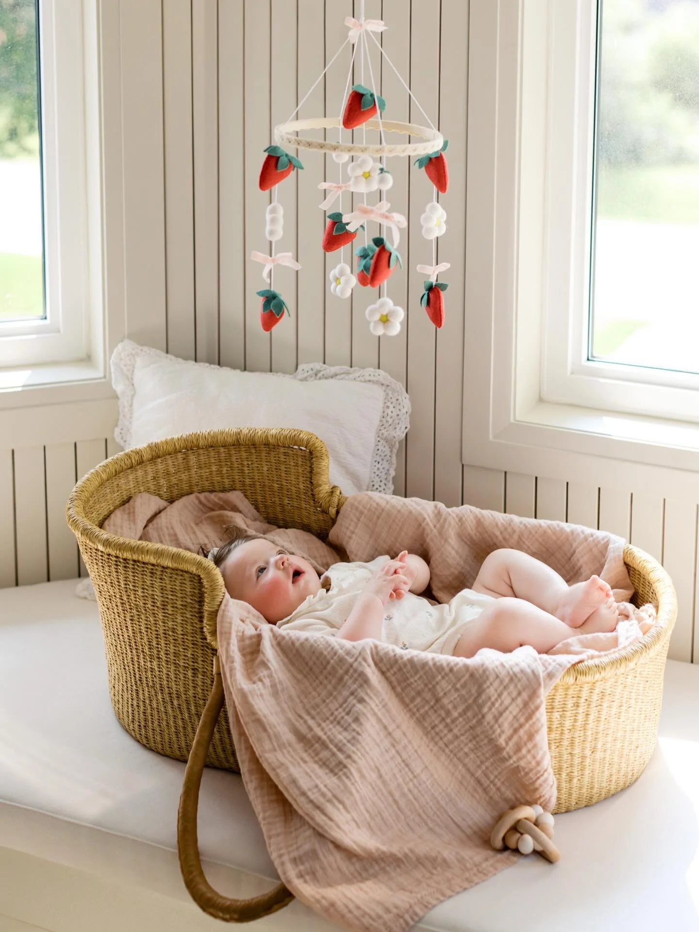 The cuteness of that shoot for @woodandtale 🕊️ 
Home &amp; styling @andreagrbichome