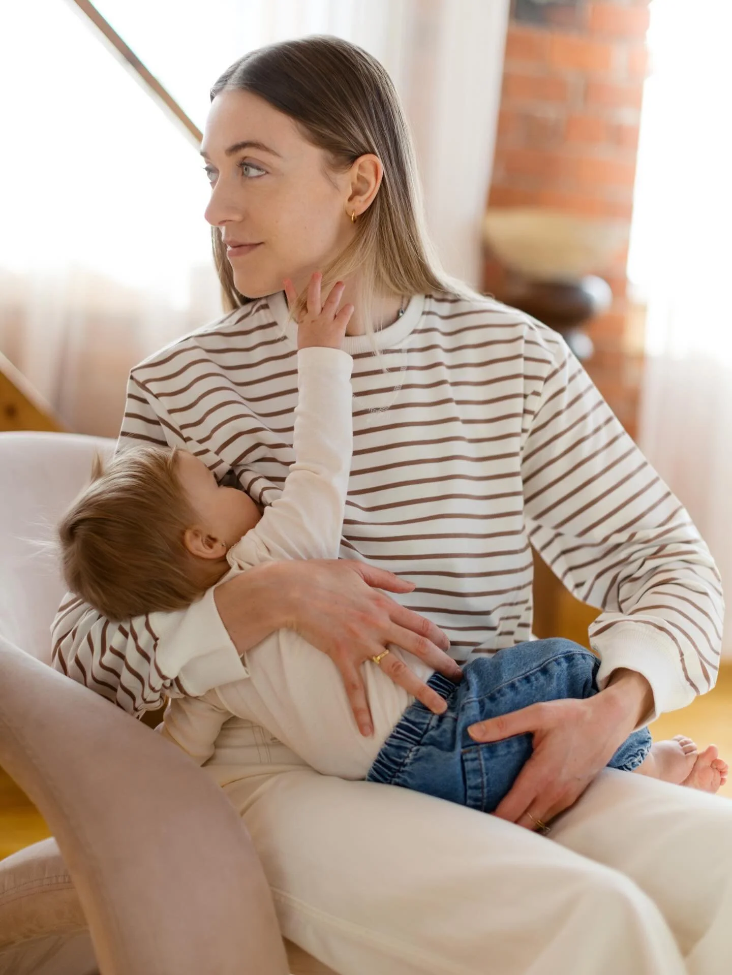 That shoot for @elona_maternite was just so special. The collection was absolutely perfect, and the owner, Naomie, even drove in from Montreal just to be there. How cool is that? ❤️ We got to work with such beautiful mothers too. A room full of confi