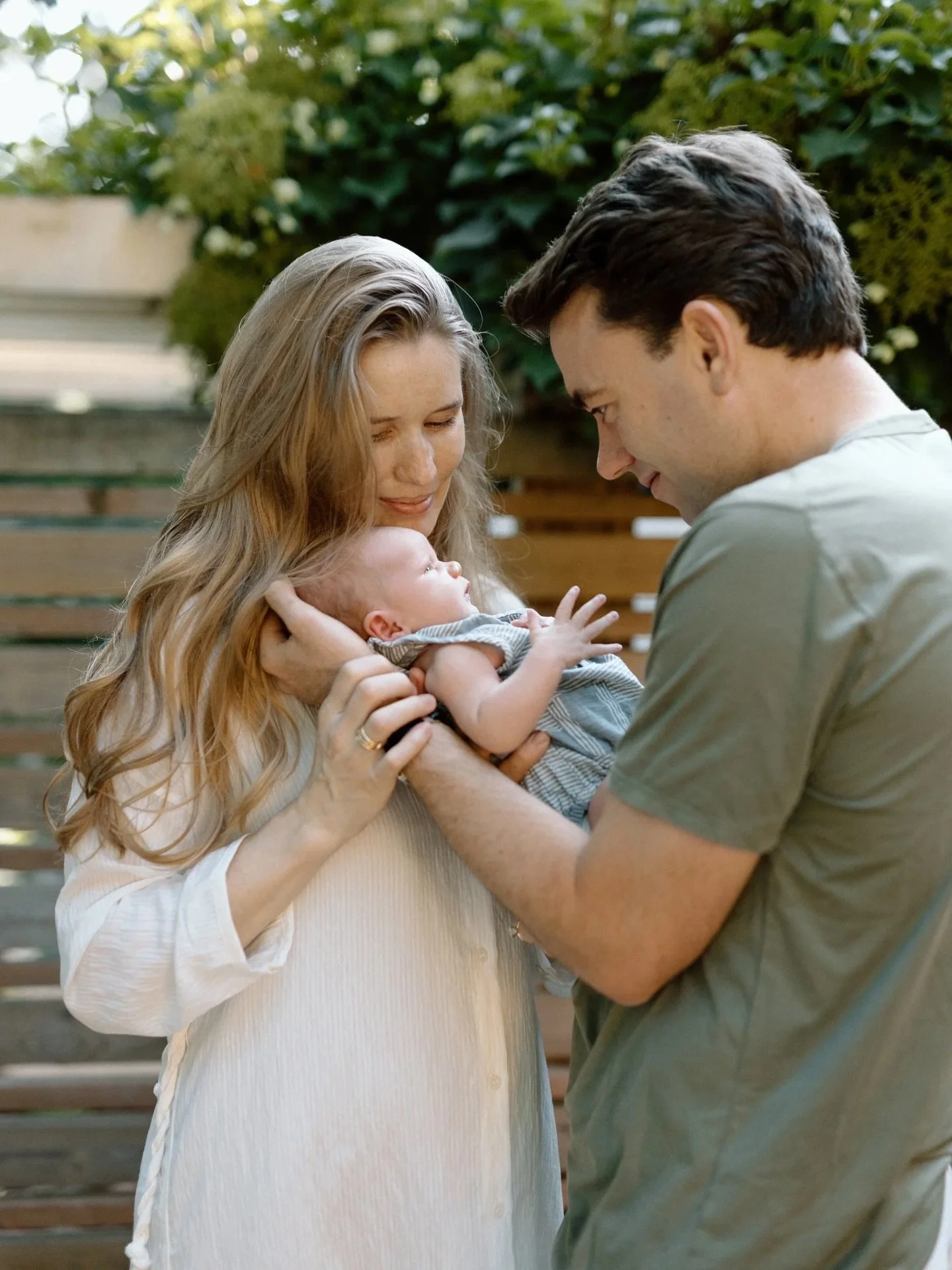 Soon it&rsquo;ll be spring, and we can take your newborn session outside, right at home, in your garden 🙌🏻🌿