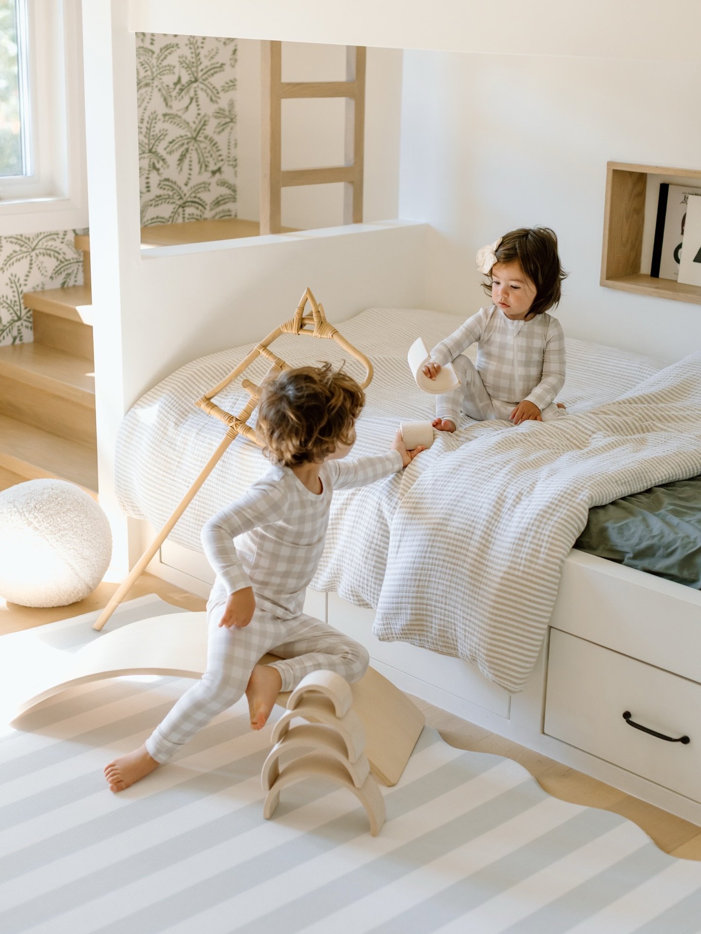 So grateful to work with such beautiful, mother-owned businesses like @ourson_baby 🤍 Every mat, pj, swaddle is thoughtfully created, with so much heart behind it. And wait to see the new products we will be photographing soon!!

Home &amp; Styling @