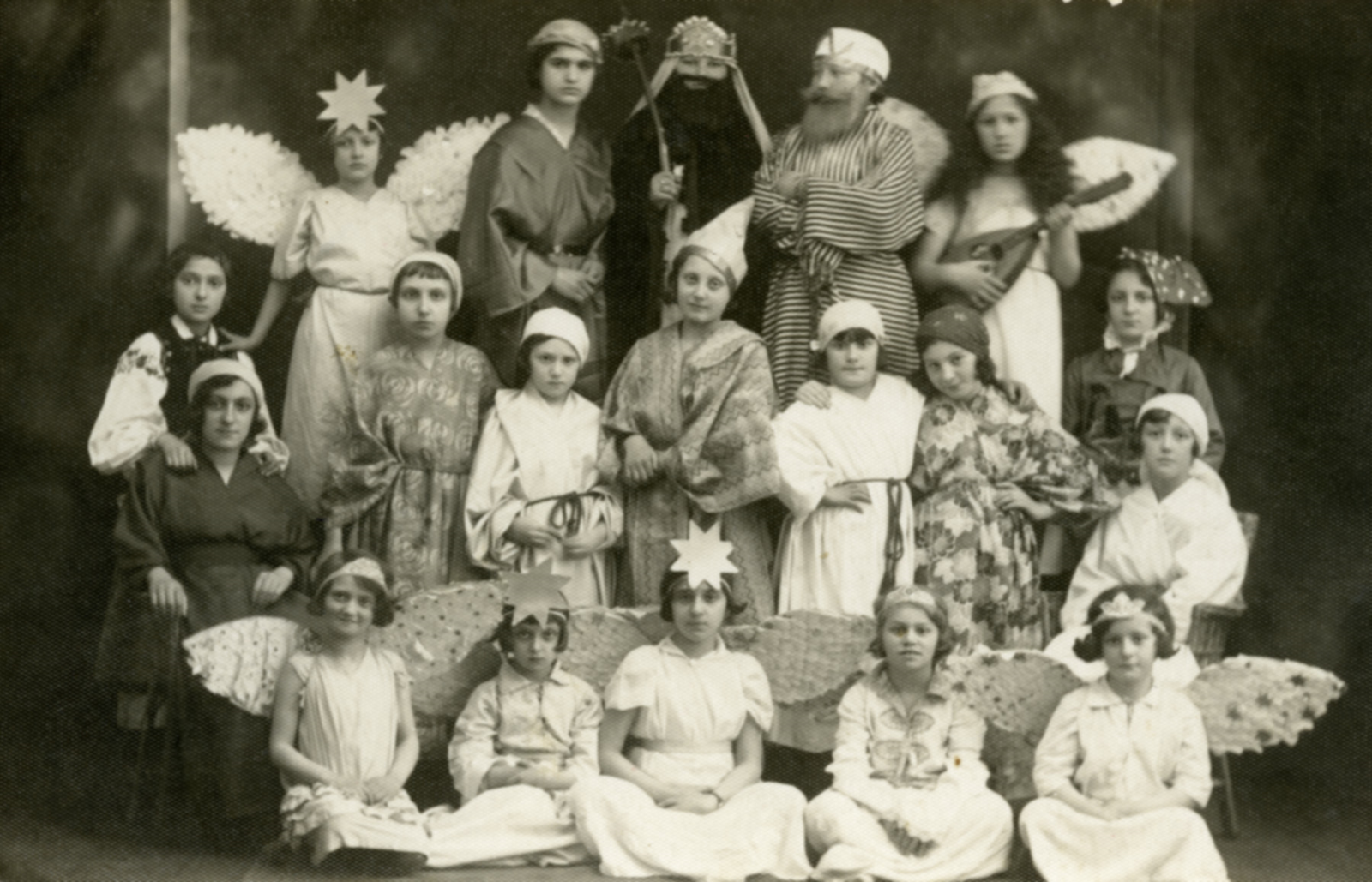 Bais_Yaakov_students_in_Buczacz.png