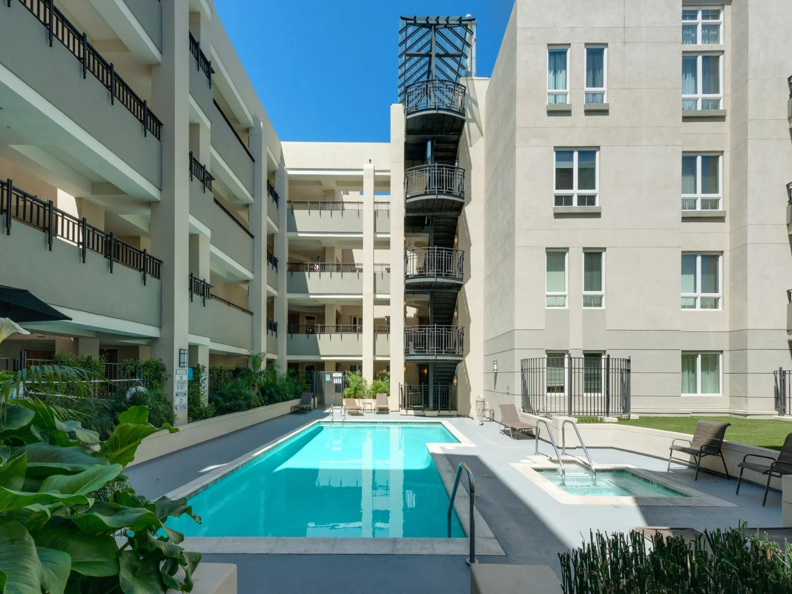 WILSHIRE CORRIDOR  |  SOLD FOR $849,000