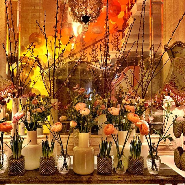 Thursday lunch decor inspiration @talishine @ppashaallen. Happy to celebrate your birthday @annabelsmayfair, thanks for inviting us. #london #prettypretty #flowerpower 🦄 🎈 🎂 🥂