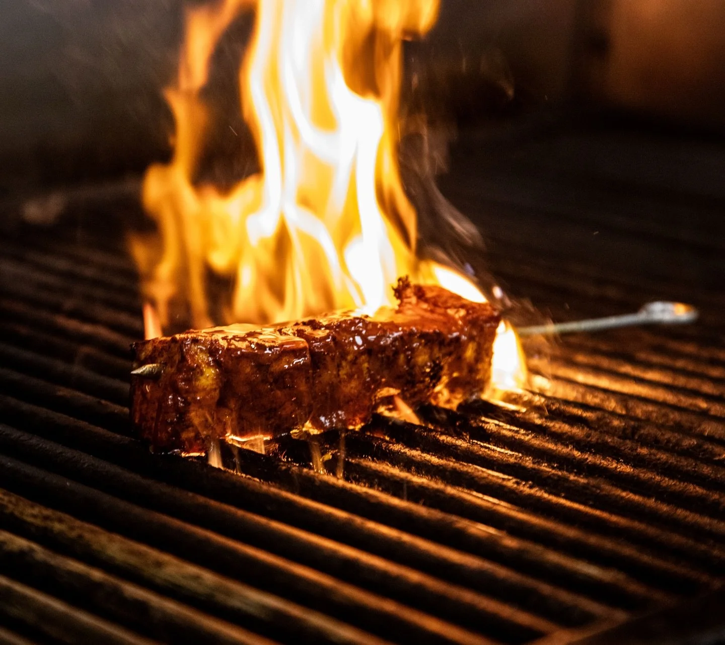 Here, the kitchen breathes between sparks and movement.
The fire polishes, defines, and reveals what every ingredient
came to share. Gastronomy that honors the essentials:
technique, fire, and soul.