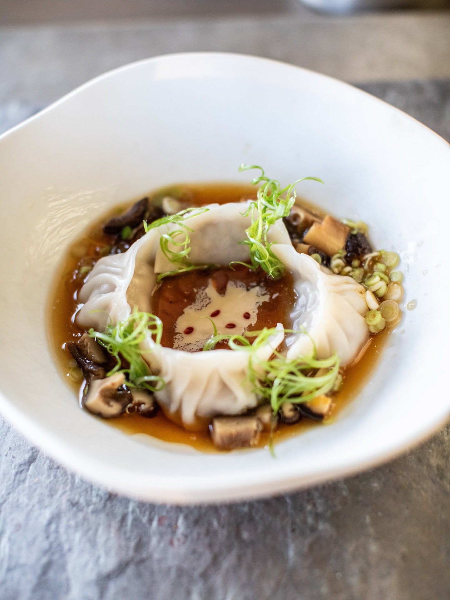 We remind you because moments like this only happen on certain Mondays at Alma.

La Caleta returns. Our recurring one-night bar experience, appearing on select Mondays with the rhythm of a shifting tide.

For this edition, we welcome a special guest: