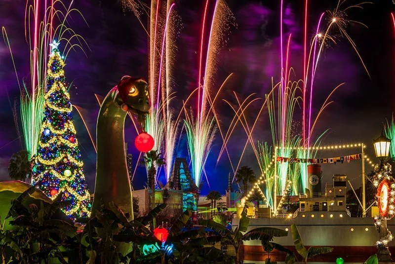 christmas-echo-lake-hollywood-studios-fireworks-disney-world-566.jpg