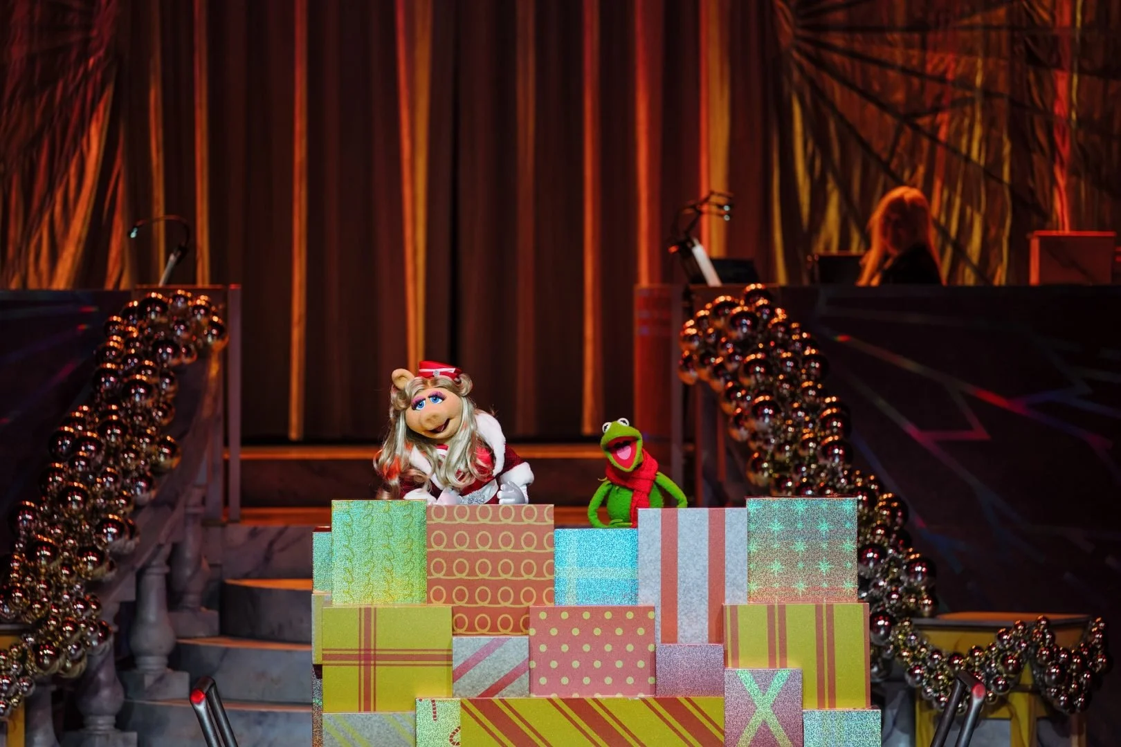 Muppets-Jollywood-Nights-Disney-Holidays-in-Hollywood-Show-1620x1080 - Copy.jpg