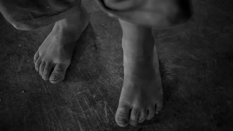 De nombreux Syriens qui traversent la frontière jordanienne le font pieds nus. HCR/ G. Beals