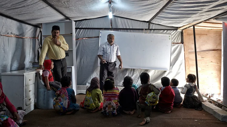 Sous une tente, une école de fortune pour les enfants syriens en Jordanie. HCR/ S. Baldwin