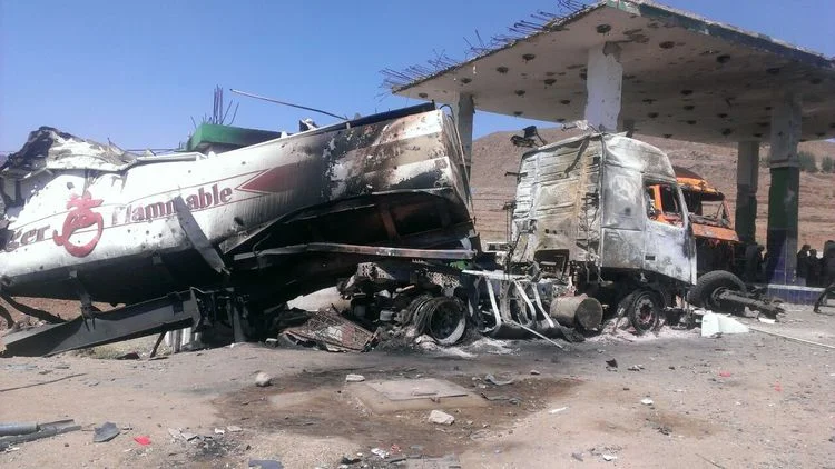 حولت غارة جوية ناقلة البنزين هذه إلى هيكل محترق