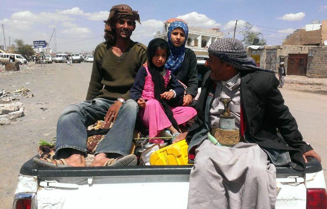 Les familles yéménites fuient la capitale, Sanaa, avec quelques biens