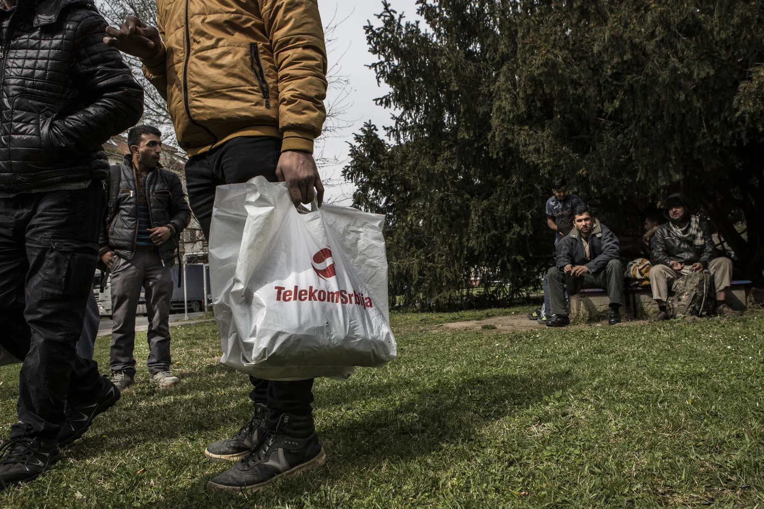 Un groupe de demandeurs d’asile afghans et pakistanais tout juste arrivés de Macédoine se repose dans un parc dans le centre de Subotica