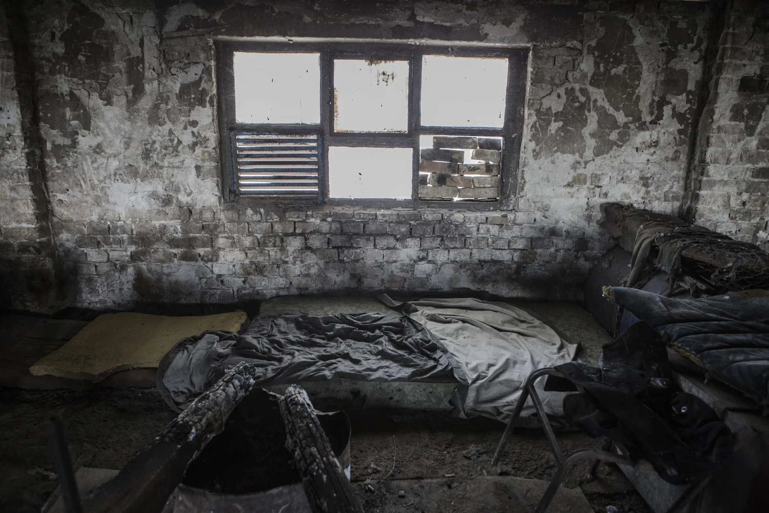 Des matelas et un foyer abandonnés témoignent que des migrants ont dormi là, au premier étage de l’ancienne briqueterie de Subotica
