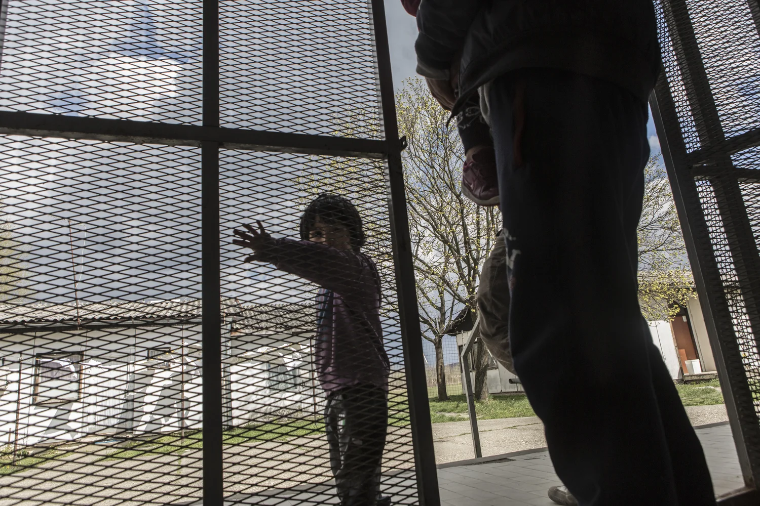 Un enfant syrien à l’entrée du centre d’accueil pour demandeurs d’asile de Krnjaca.